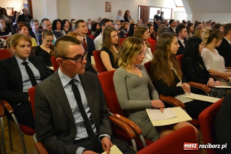 Zdjęcie w galerii na portalu naszraciborz.pl: Na zamku wręczono dyplomy premier rządu dla najlepszych uczniów wiadomości z regionu