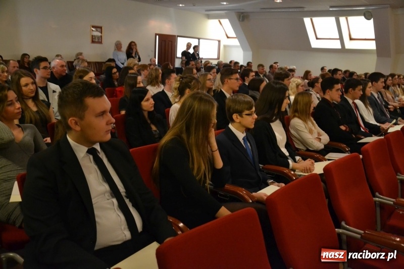 Zdjęcie w galerii na portalu naszraciborz.pl: Na zamku wręczono dyplomy premier rządu dla najlepszych uczniów wiadomości z regionu