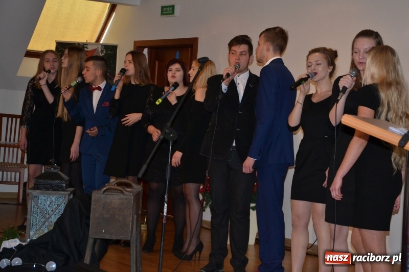 Zdjęcie w galerii na portalu naszraciborz.pl: Na zamku wręczono dyplomy premier rządu dla najlepszych uczniów wiadomości z regionu