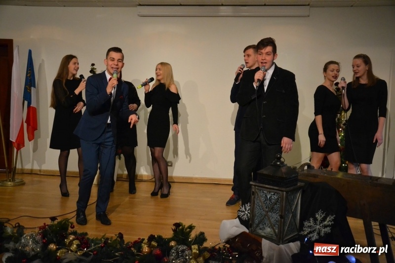 Zdjęcie w galerii na portalu naszraciborz.pl: Na zamku wręczono dyplomy premier rządu dla najlepszych uczniów wiadomości z regionu