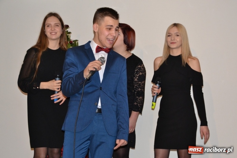 Zdjęcie w galerii na portalu naszraciborz.pl: Na zamku wręczono dyplomy premier rządu dla najlepszych uczniów wiadomości z regionu