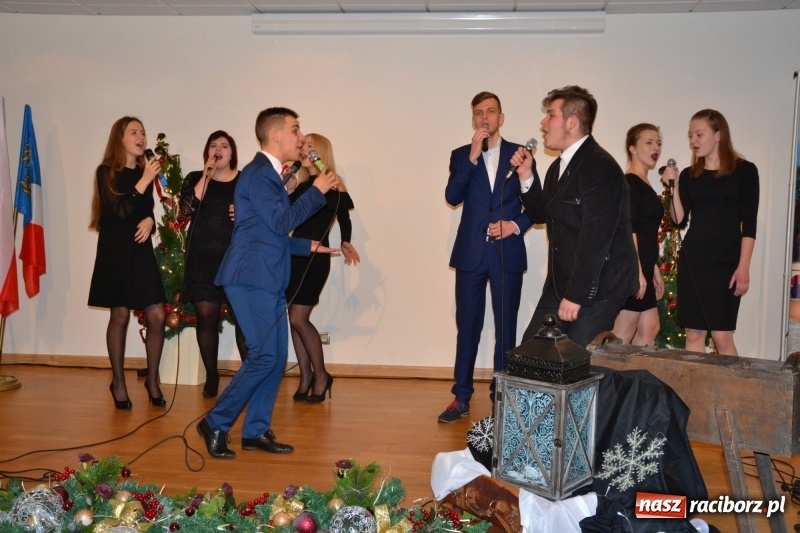 Zdjęcie w galerii na portalu naszraciborz.pl: Na zamku wręczono dyplomy premier rządu dla najlepszych uczniów wiadomości z regionu