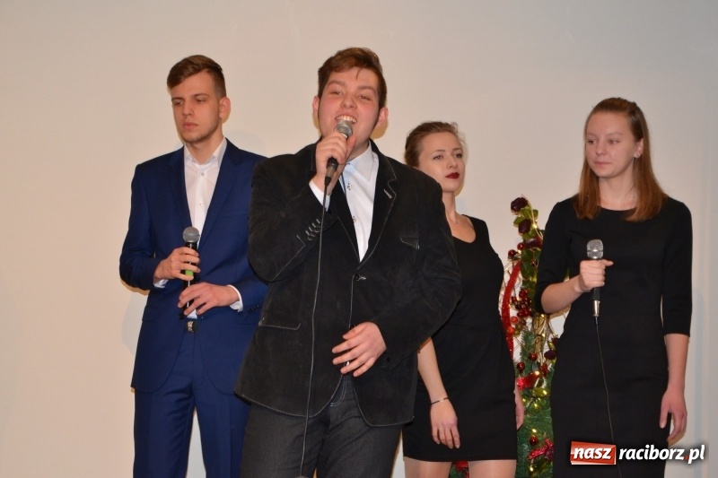 Zdjęcie w galerii na portalu naszraciborz.pl: Na zamku wręczono dyplomy premier rządu dla najlepszych uczniów wiadomości z regionu