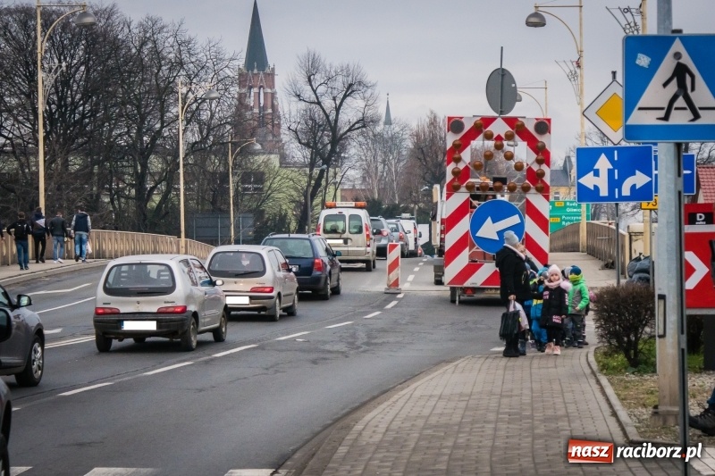 Zdjęcie w galerii na portalu naszraciborz.pl: Nie mamy dobrych wieści dla kierowców. Wiemy, do kiedy potrwają prace na moście  wiadomości z regionu