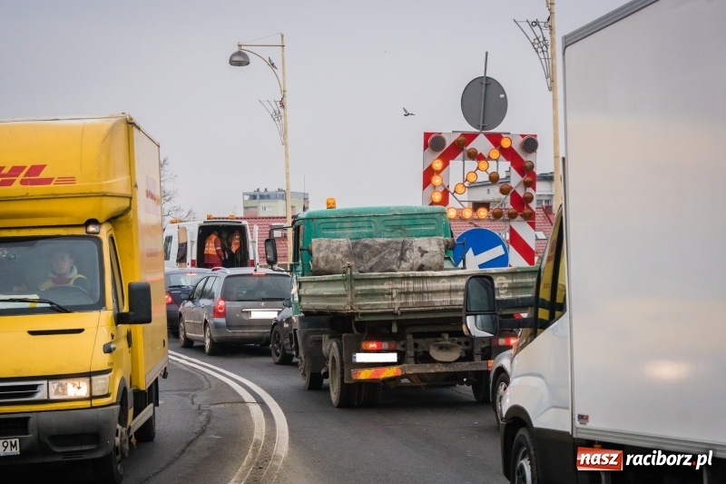 Zdjęcie w galerii na portalu naszraciborz.pl: Nie mamy dobrych wieści dla kierowców. Wiemy, do kiedy potrwają prace na moście  wiadomości z regionu