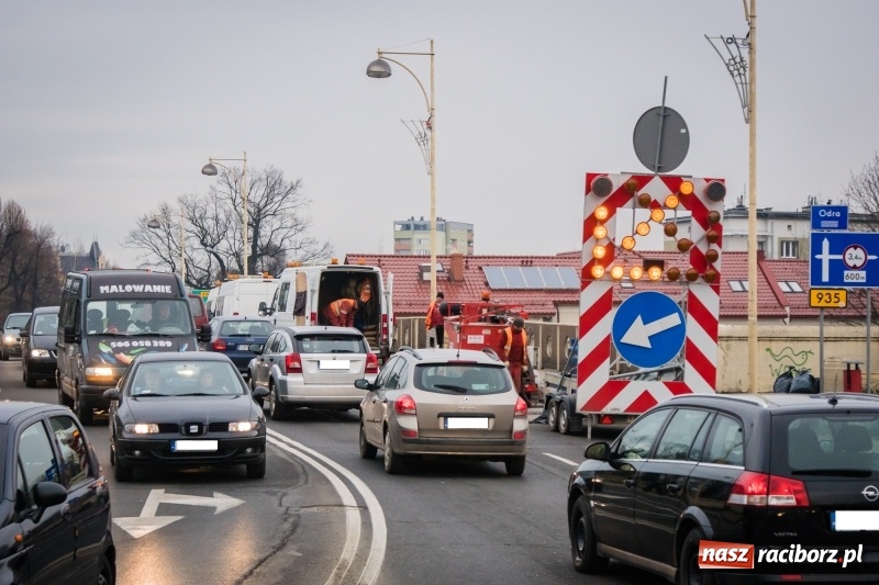 Zdjęcie w galerii na portalu naszraciborz.pl: Nie mamy dobrych wieści dla kierowców. Wiemy, do kiedy potrwają prace na moście  wiadomości z regionu
