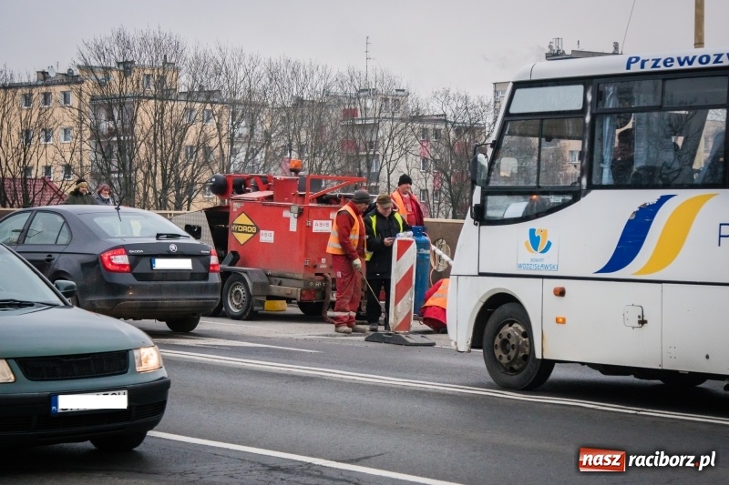 Zdjęcie w galerii na portalu naszraciborz.pl: Nie mamy dobrych wieści dla kierowców. Wiemy, do kiedy potrwają prace na moście  wiadomości z regionu