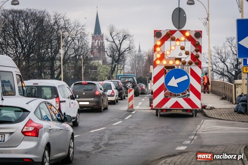 Zdjęcie w galerii na portalu naszraciborz.pl: Nie mamy dobrych wieści dla kierowców. Wiemy, do kiedy potrwają prace na moście  wiadomości z regionu