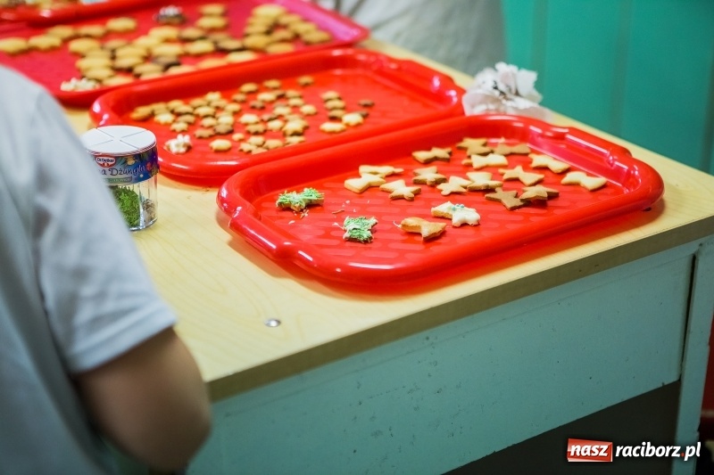 Zdjęcie w galerii na portalu naszraciborz.pl: Pieczenie świątecznych ciasteczek w CKZiU numer 1 wiadomości z regionu