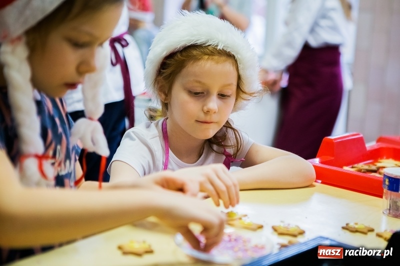 Zdjęcie w galerii na portalu naszraciborz.pl: Pieczenie świątecznych ciasteczek w CKZiU numer 1 wiadomości z regionu