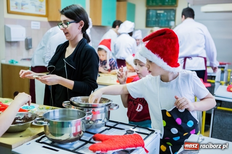 Zdjęcie w galerii na portalu naszraciborz.pl: Pieczenie świątecznych ciasteczek w CKZiU numer 1 wiadomości z regionu