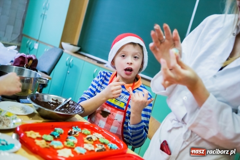 Zdjęcie w galerii na portalu naszraciborz.pl: Pieczenie świątecznych ciasteczek w CKZiU numer 1 wiadomości z regionu