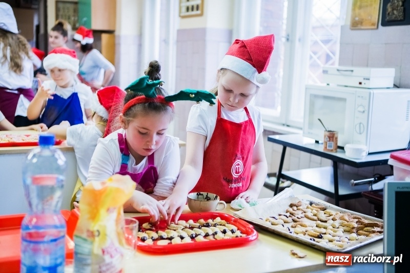 Zdjęcie w galerii na portalu naszraciborz.pl: Pieczenie świątecznych ciasteczek w CKZiU numer 1 wiadomości z regionu