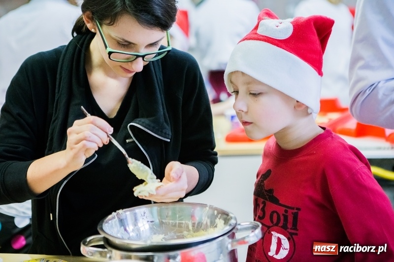 Zdjęcie w galerii na portalu naszraciborz.pl: Pieczenie świątecznych ciasteczek w CKZiU numer 1 wiadomości z regionu