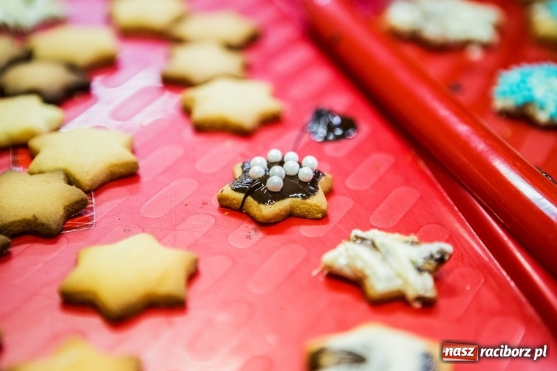 Zdjęcie w galerii na portalu naszraciborz.pl: Pieczenie świątecznych ciasteczek w CKZiU numer 1 wiadomości z regionu