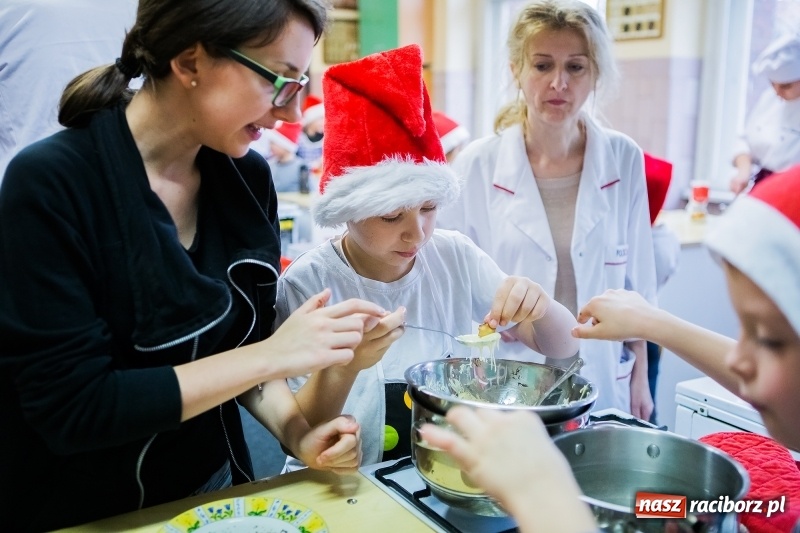 Zdjęcie w galerii na portalu naszraciborz.pl: Pieczenie świątecznych ciasteczek w CKZiU numer 1 wiadomości z regionu