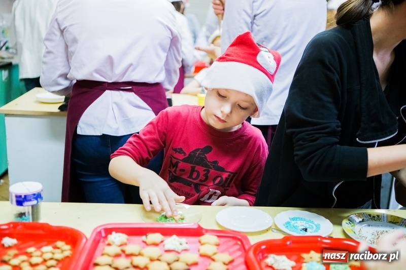 Zdjęcie w galerii na portalu naszraciborz.pl: Pieczenie świątecznych ciasteczek w CKZiU numer 1 wiadomości z regionu