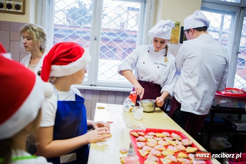 Zdjęcie w galerii na portalu naszraciborz.pl: Pieczenie świątecznych ciasteczek w CKZiU numer 1 wiadomości z regionu