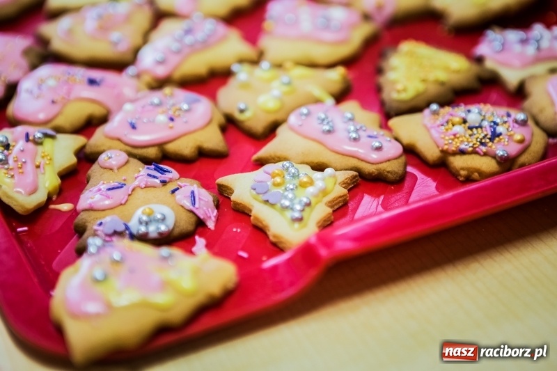 Zdjęcie w galerii na portalu naszraciborz.pl: Pieczenie świątecznych ciasteczek w CKZiU numer 1 wiadomości z regionu
