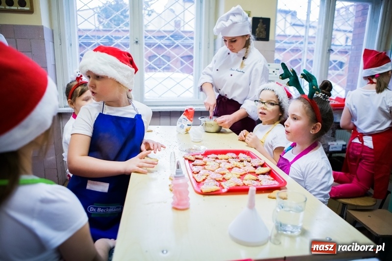 Zdjęcie w galerii na portalu naszraciborz.pl: Pieczenie świątecznych ciasteczek w CKZiU numer 1 wiadomości z regionu