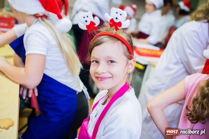 Zdjęcie w galerii na portalu naszraciborz.pl: Pieczenie świątecznych ciasteczek w CKZiU numer 1 wiadomości z regionu