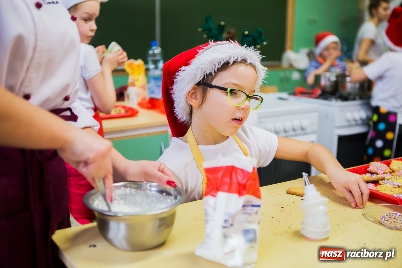 Zdjęcie w galerii na portalu naszraciborz.pl: Pieczenie świątecznych ciasteczek w CKZiU numer 1 wiadomości z regionu