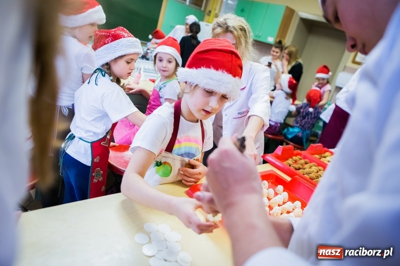 Zdjęcie w galerii na portalu naszraciborz.pl: Pieczenie świątecznych ciasteczek w CKZiU numer 1 wiadomości z regionu