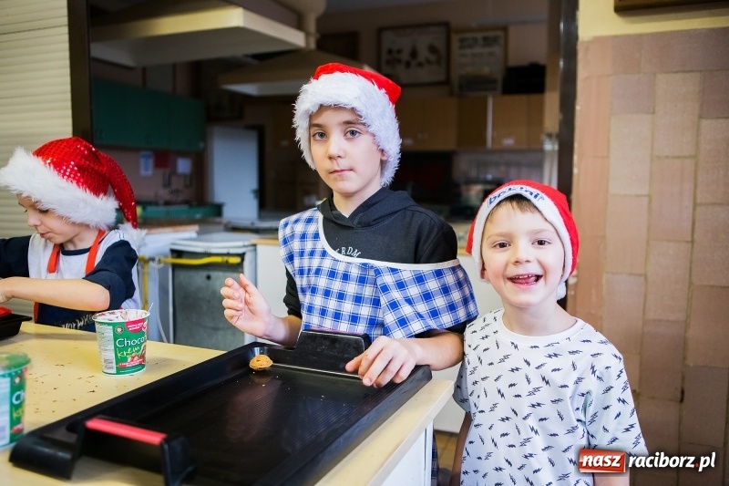 Zdjęcie w galerii na portalu naszraciborz.pl: Pieczenie świątecznych ciasteczek w CKZiU numer 1 wiadomości z regionu