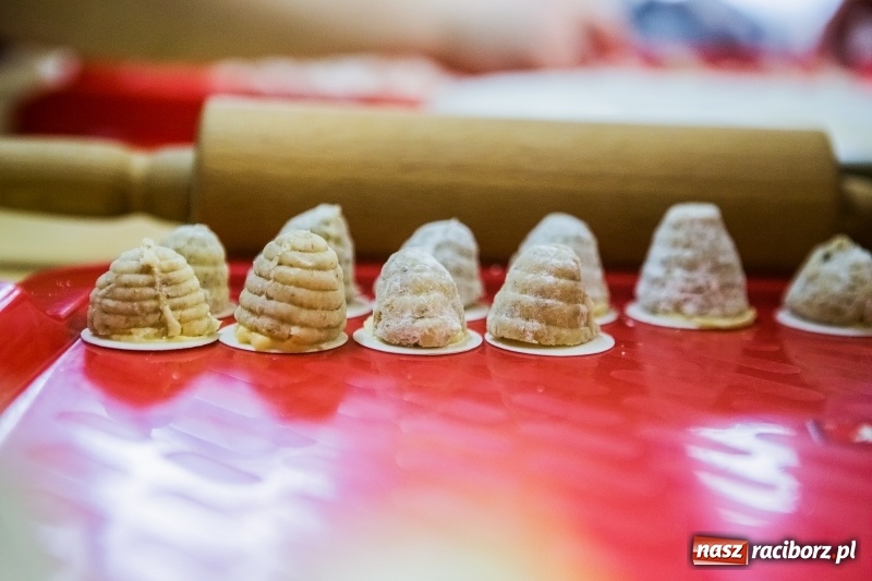 Zdjęcie w galerii na portalu naszraciborz.pl: Pieczenie świątecznych ciasteczek w CKZiU numer 1 wiadomości z regionu