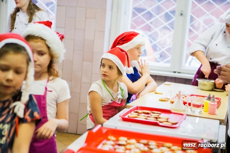 Zdjęcie w galerii na portalu naszraciborz.pl: Pieczenie świątecznych ciasteczek w CKZiU numer 1 wiadomości z regionu