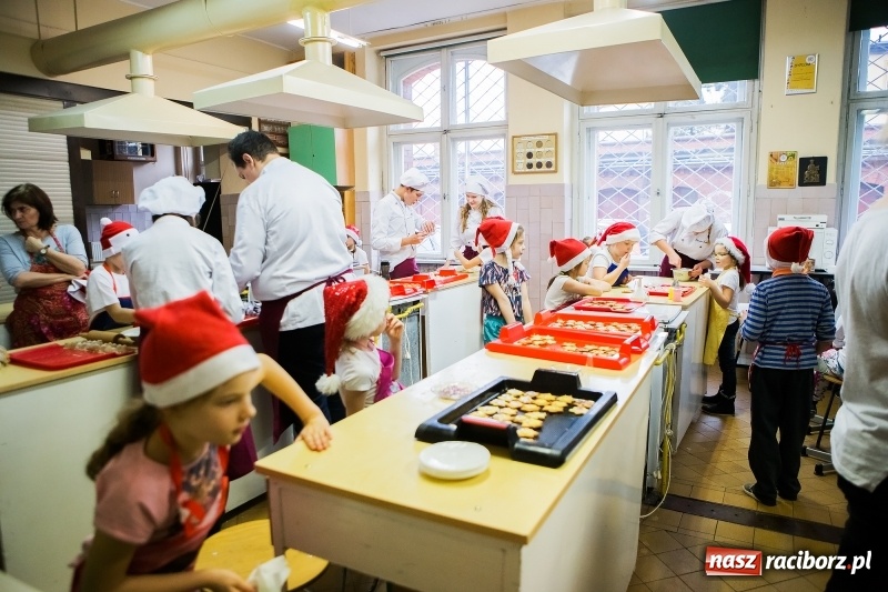 Zdjęcie w galerii na portalu naszraciborz.pl: Pieczenie świątecznych ciasteczek w CKZiU numer 1 wiadomości z regionu