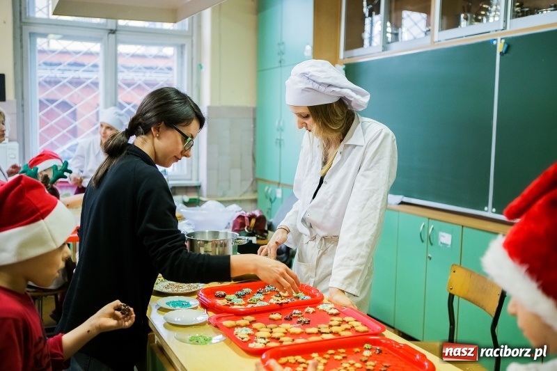 Zdjęcie w galerii na portalu naszraciborz.pl: Pieczenie świątecznych ciasteczek w CKZiU numer 1 wiadomości z regionu