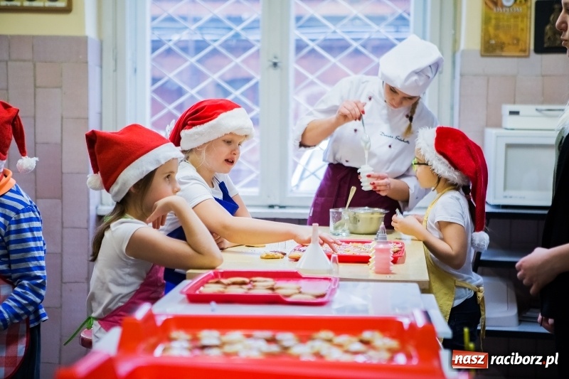 Zdjęcie w galerii na portalu naszraciborz.pl: Pieczenie świątecznych ciasteczek w CKZiU numer 1 wiadomości z regionu