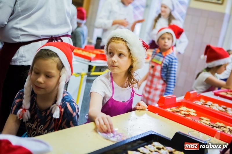 Zdjęcie w galerii na portalu naszraciborz.pl: Pieczenie świątecznych ciasteczek w CKZiU numer 1 wiadomości z regionu