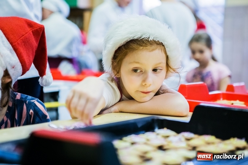 Zdjęcie w galerii na portalu naszraciborz.pl: Pieczenie świątecznych ciasteczek w CKZiU numer 1 wiadomości z regionu