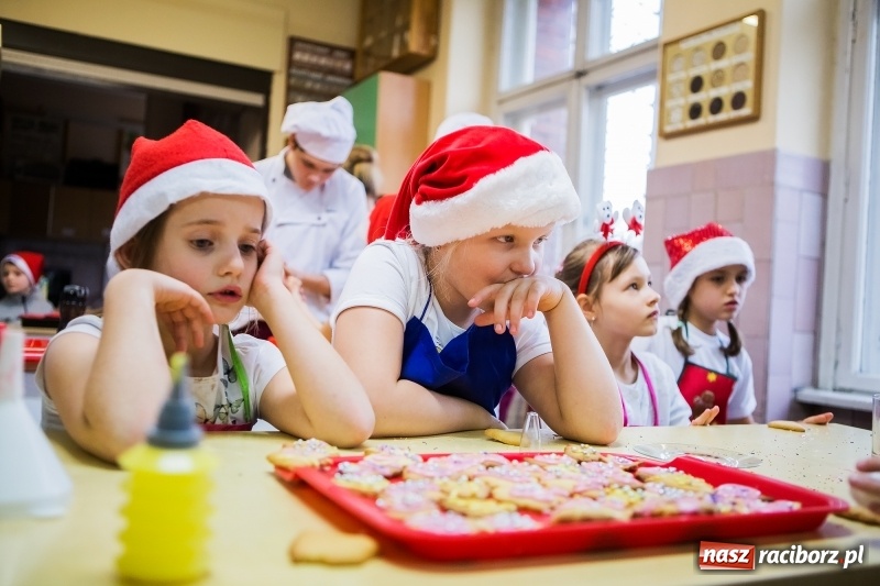 Zdjęcie w galerii na portalu naszraciborz.pl: Pieczenie świątecznych ciasteczek w CKZiU numer 1 wiadomości z regionu