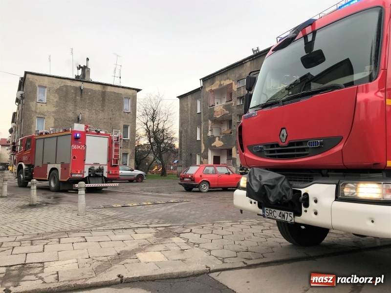 Zdjęcie w galerii na portalu naszraciborz.pl: Od pieca zapalił się dywan. Pożar szybko ugasili strażacy wiadomości z regionu