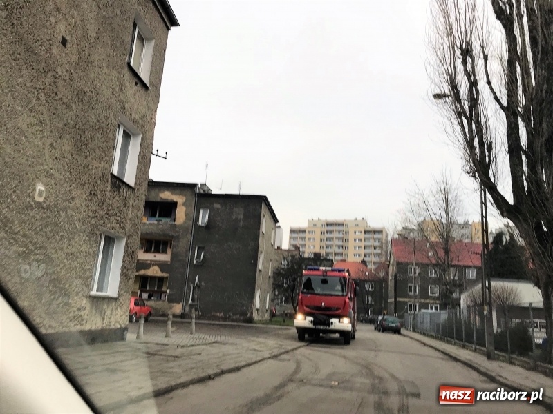 Zdjęcie w galerii na portalu naszraciborz.pl: Od pieca zapalił się dywan. Pożar szybko ugasili strażacy wiadomości z regionu