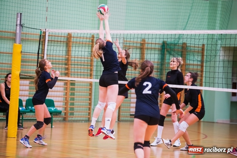 Zdjęcie w galerii na portalu naszraciborz.pl: Mikołajkowy Turniej Szkół Ponadgimnazjalnych w piłce siatkowej dziewcząt i chłopców w Arenie Rafako wiadomości z regionu
