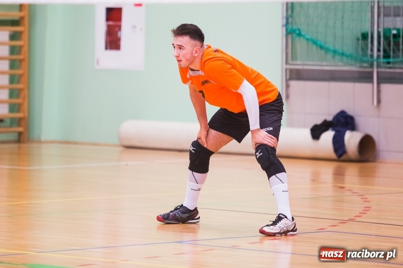 Zdjęcie w galerii na portalu naszraciborz.pl: Mikołajkowy Turniej Szkół Ponadgimnazjalnych w piłce siatkowej dziewcząt i chłopców w Arenie Rafako wiadomości z regionu