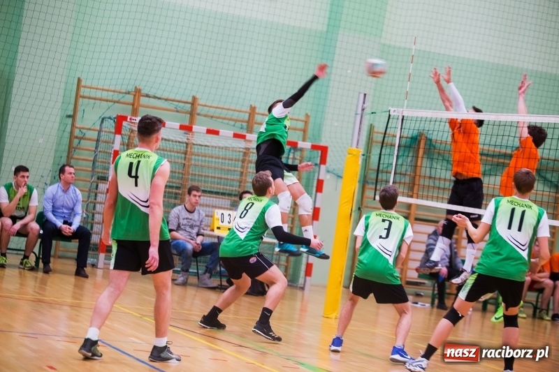 Zdjęcie w galerii na portalu naszraciborz.pl: Mikołajkowy Turniej Szkół Ponadgimnazjalnych w piłce siatkowej dziewcząt i chłopców w Arenie Rafako wiadomości z regionu