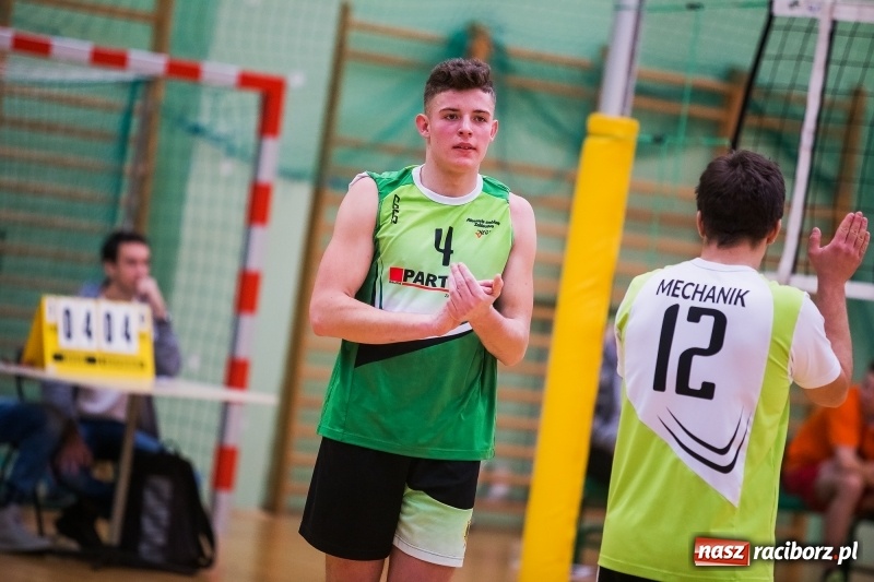 Zdjęcie w galerii na portalu naszraciborz.pl: Mikołajkowy Turniej Szkół Ponadgimnazjalnych w piłce siatkowej dziewcząt i chłopców w Arenie Rafako wiadomości z regionu