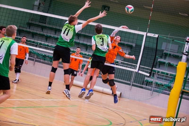 Zdjęcie w galerii na portalu naszraciborz.pl: Mikołajkowy Turniej Szkół Ponadgimnazjalnych w piłce siatkowej dziewcząt i chłopców w Arenie Rafako wiadomości z regionu