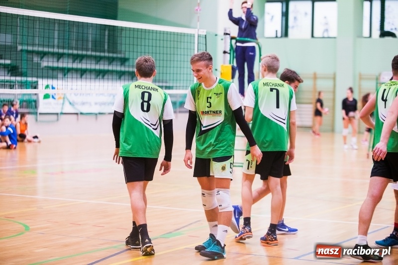 Zdjęcie w galerii na portalu naszraciborz.pl: Mikołajkowy Turniej Szkół Ponadgimnazjalnych w piłce siatkowej dziewcząt i chłopców w Arenie Rafako wiadomości z regionu