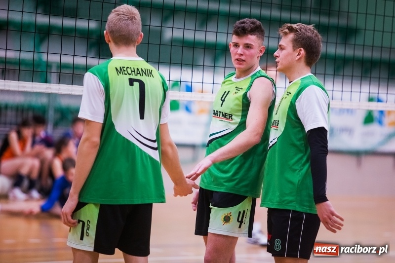 Zdjęcie w galerii na portalu naszraciborz.pl: Mikołajkowy Turniej Szkół Ponadgimnazjalnych w piłce siatkowej dziewcząt i chłopców w Arenie Rafako wiadomości z regionu