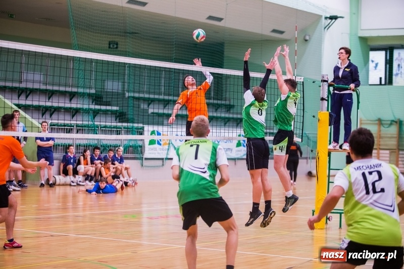 Zdjęcie w galerii na portalu naszraciborz.pl: Mikołajkowy Turniej Szkół Ponadgimnazjalnych w piłce siatkowej dziewcząt i chłopców w Arenie Rafako wiadomości z regionu
