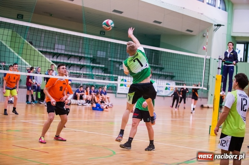 Zdjęcie w galerii na portalu naszraciborz.pl: Mikołajkowy Turniej Szkół Ponadgimnazjalnych w piłce siatkowej dziewcząt i chłopców w Arenie Rafako wiadomości z regionu