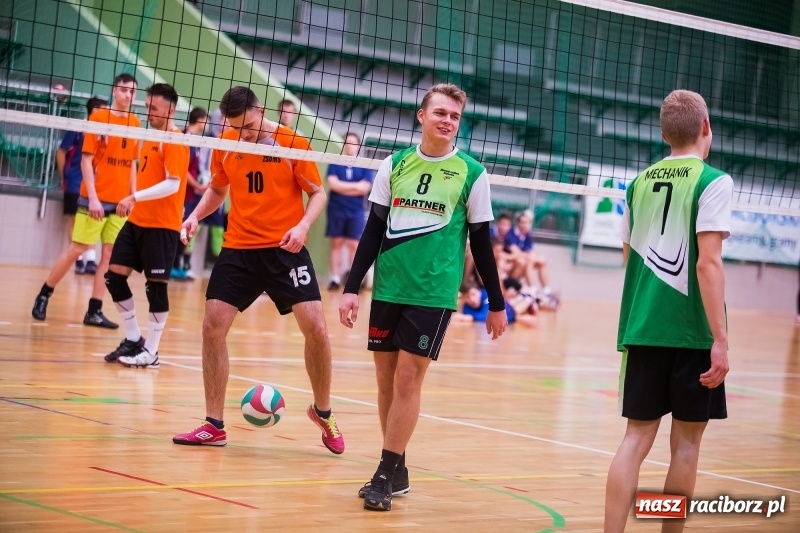 Zdjęcie w galerii na portalu naszraciborz.pl: Mikołajkowy Turniej Szkół Ponadgimnazjalnych w piłce siatkowej dziewcząt i chłopców w Arenie Rafako wiadomości z regionu