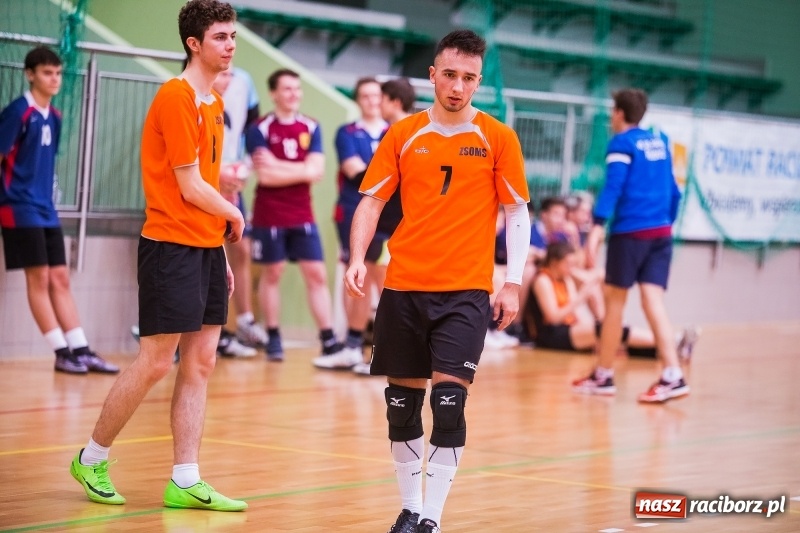 Zdjęcie w galerii na portalu naszraciborz.pl: Mikołajkowy Turniej Szkół Ponadgimnazjalnych w piłce siatkowej dziewcząt i chłopców w Arenie Rafako wiadomości z regionu