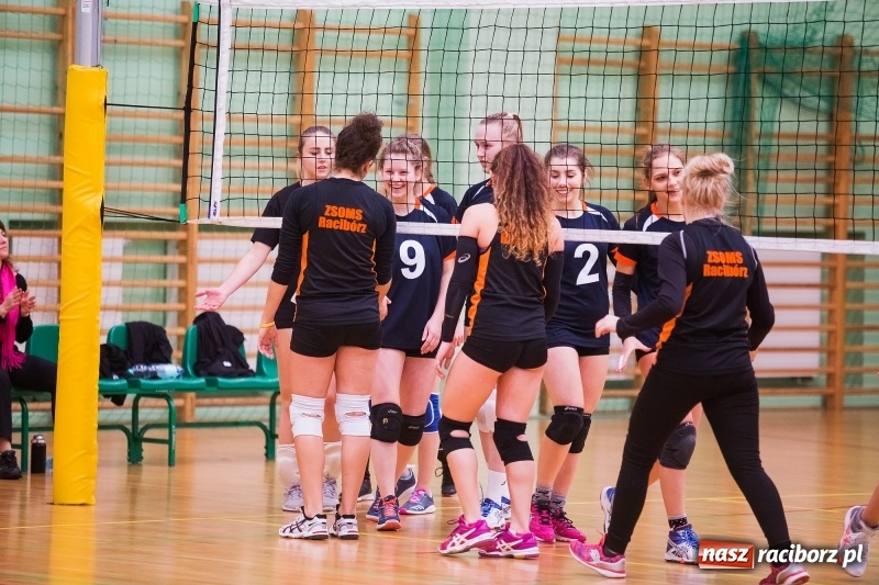 Zdjęcie w galerii na portalu naszraciborz.pl: Mikołajkowy Turniej Szkół Ponadgimnazjalnych w piłce siatkowej dziewcząt i chłopców w Arenie Rafako wiadomości z regionu